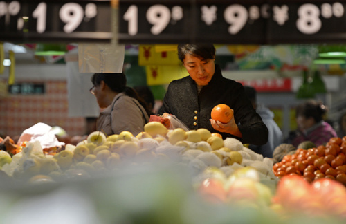 People do shopping in a supermarket in Yinchuan, Xingxia Hui Autonomous Region, on Nov. 9. China's consumer price index, the main gauge of inflation, grew 1.7 percent year on year in October, the National Bureau of Statistics announced. [Xinhua photo]