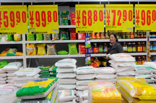 People do shopping in a supermarket in Taiyuan, Shanxi Province, on Nov. 8. China's consumer price index, the main gauge of inflation, grew 1.7 percent year on year in October, the National Bureau of Statistics announced. [Xinhua photo]