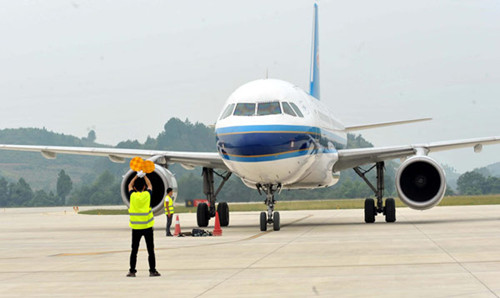 Domestic airlines report lower rates of decline in revenues in the third quarter of the year. [Photo/Xinhua/File] 