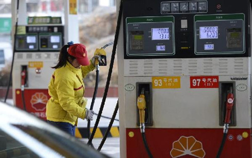 A worker works at a gas station in Yinchuan, capital of northwest China's Ningxia Hui Autonomous Region, Nov. 15, 2012. China will cut the retail prices of gasoline by 310 yuan (49.2 U.S. dollars) and diesel by 300 yuan per tonne starting from Friday, the National Development and Reform Commission (NDRC), the country's top economic planner, said Thursday. (Xinhua/Wang Peng)