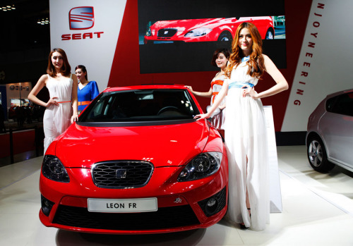 Models pose at the Second Chongqing Expo in Southwest China on Nov 15, 2012. [Yu Zhong / Asianewsphoto] 