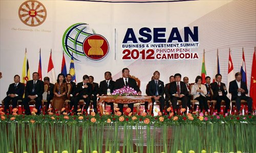 Cambodian Prime Minister Hun Sen (C, front) attends the opening ceremony of the 10th Association of Southeast Asian Nations (ASEAN) Business and Investment Summit 2012 in Phnom Penh, Cambodia, November 17, 2012.  Photo: Xinhua 