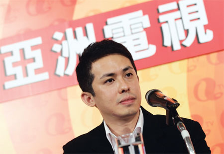 Shing Pan-yu, executive director of ATV, speaks at a news conference on Monday. Accused of stealing confidential documents from ATV, City Telecom Chairman Wong Wai-kay denied the charge and demanded an apology from Shing. [Photo/China Daily] 