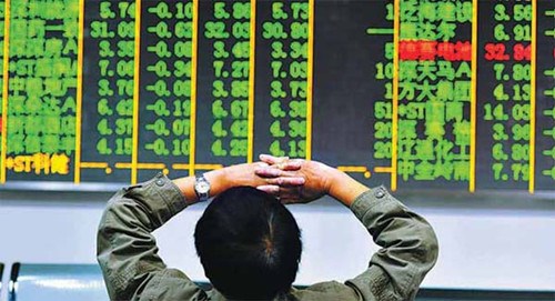 An investor monitors share prices at a brokerage in Hangzhou, Zhejiang province, on Tuesday. The benchmark Shanghai Composite Index ended trading at 1991.17 points, its lowest close in about 46 months. [Photo/China Daily]