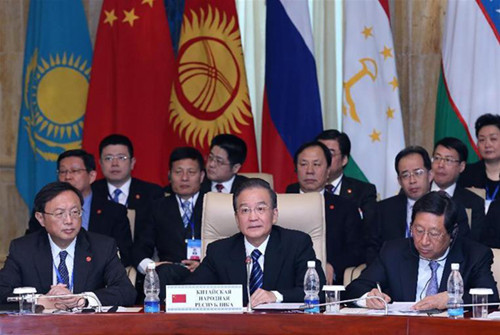 Chinese Premier Wen Jiabao (C front) attends the large group meeting of the 11th prime ministers' meeting of the Shanghai Cooperation Organization (SCO) in Bishkek, Kyrgyzstan, Dec 5, 2012. [Photo/Xinhua]