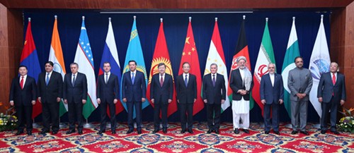 Premier Wen Jiabao (center) and leaders of other member states and observer countries of the Shanghai Cooperation Organization pose for a photo at the organization's prime ministers' meeting in Bishkek, Kyrgyzstan, on Wednesday. [Photo/Xinhua]