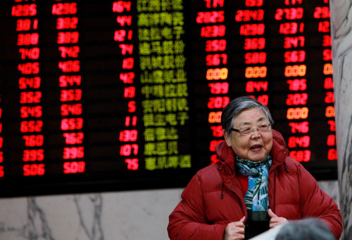 An investor is seen at a trading hall in Shanghai, east China, Dec. 5, 2012. Chinese shares closed higher on Wednesday, with the benchmark Shanghai Composite Index up 2.87 percent, or 56.76 points, to end at 2,031.91. The Shenzhen Component Index closed at 8,091.68, up 3.72 percent, or 289.93 points. On Monday, the Shanghai Composite Index closed at its lowest level since January 2009. (Xinhua/Pei Xin)