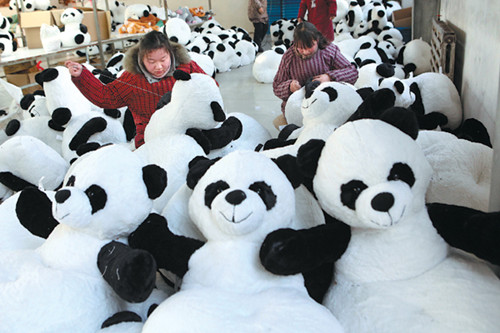 Toy pandas being made for export at a factory in Ganyu, Jiangsu province, on Monday. The General Administration of Customs said China's export growth in November slowed to 2.9 percent year-on-year, compared with an 11.6 percent surge in October. [Photo by Si Wei / For China Daily]