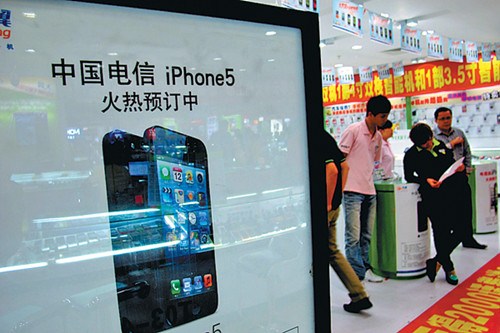 An advertisement to pre-order Apple Inc's iPhone 5 at a China Telecom Corp outlet in Haikou, Hainan province. The company started allowing customers to pre-order the smartphone on Dec 2, a day before China Unicom. [Photo by Shi Yan / for China Daily]