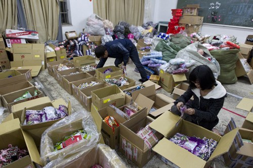 Online shop owners prepare to deliver orders to their customers in Yiwu, Zhejiang province. Online retailers are anticipating a double 12 shopping spree on Wednesday, Dec 12, 2012. [Photo by GAO ERQIANG / CHINA DAILY]