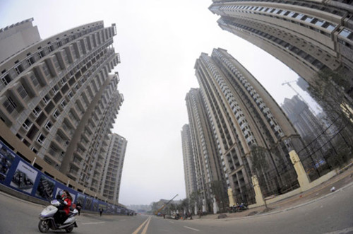 An apartment building is under construction in Nanchong, Southwest China's Sichuan province on Dec 18, 2012. [Photo/Xinhua] 