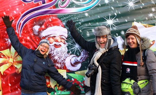 Dutch tourists, well protected against the bitter cold, soak up the Christmas spirit in Beijing on Monday. ZOU HONG / CHINA DAILY