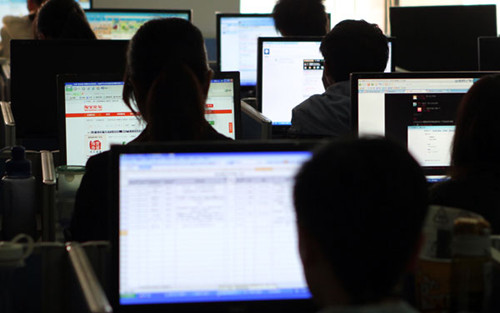 Employees of a small Chinese trading company checking e-commerce orders at their office. Many medium- and small-sized enterprises are seeking to develop their business through online platforms as the gloomy global economy has led to a sharp decrease in orders from regular overseas clients. Provided to China Daily 