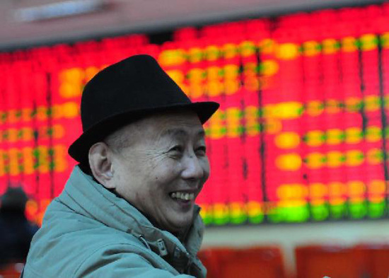 A shareholder watches the information of the equity market in a brokerage office in Jiujiang city, east China's Jiangxi province, Dec 31, 2012. Chinese shares continued to rise on the last trading day of the year, with the benchmark Shanghai Composite Index gaining 1.61 percent, or 35.88 points, to end at 2,269.13 points on Monday. [Photo/Xinhua]