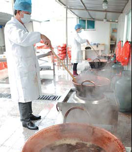 Staff cook Chinese herbal cuisine at a maternal and child health center at Dongyang, Zhejiang province, on Nov 5. Bao Kangxuan / For China Daily 