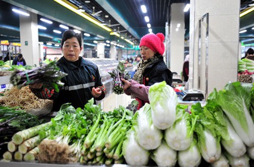 Data from the National Bureau of Statistics suggest that consumption contributed 4.2 percentage points to the 7.7 percent GDP growth the country achieved in the first three quarters of 2012. [Photo/China Daily] 