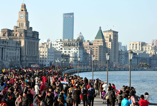 Tourists hike on Jan 26, 2012 on the Bund of Shanghai.[Zhou Dongchao/asianewsphoto]