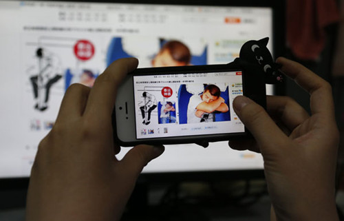 A netizen takes a picture on Sunday of an advertisement for a sleep stand, a type of sleeping aid, popular on Taobao ahead of the Spring Rush. [Photo/KUANG LINHUA / CHINA DAILY] 