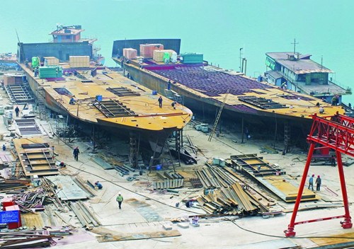 A shipyard in Yichang, Hubei province. The shipbuilding industry is being encouraged to improve efficiency and trim surplus production capacity, according to a document released on Tuesday by the Ministry of Industry and Information Technology. [Photo / China Daily]