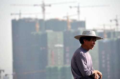 A migrant worker taking a break at a building construction site in Chongqing in Southwest China. More than 20 million rural people have become urban residents annually over the past decade, according to the National Bureau of Statistics. These new urban residents have become a new force driving up the nation's growth in consumption. [Photo / China Daily] 