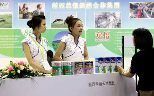 Fonterra Cooperative Group Ltd promotes its milk powder products at a dairy expo in Beijing. The New Zealand dairy giant said its products are safe after media reported that trace chemical residues were detected in its products. [Photo / China Daily]