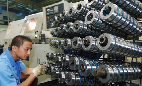 A worker checks gears in a workshop of Shaanxi Fast Auto Drive Group Co in Xi'an, Shaanxi province. The company plans to build its first overseas factories this year. [Photo / Xinhua]