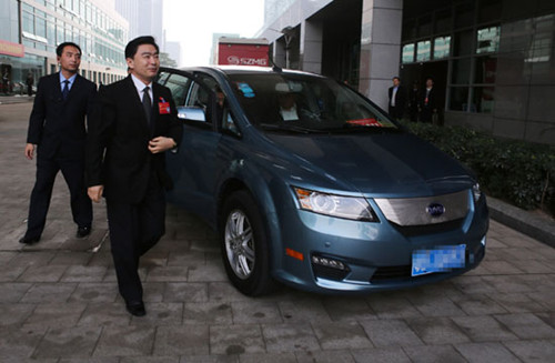 Wang Rong (front), Party chief of Shenzhen in Guangdong province, arrives in a BYD E6 electric car at a meeting of the city's legislature in January. Wang has long used the car for official business. [Photo/China Daily]