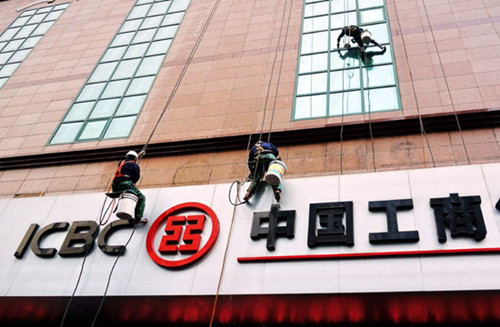 An Industrial and Commercial Bank of China Ltd branch in Shanghai. CCB International Securities Ltd said in a report on Tuesday that mainland banks' net interest margin may decrease in the first quarter of this year, squeezing lenders' net profits. [Photo/China Daily]