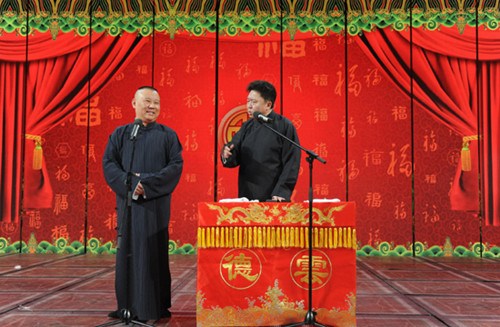 Cross talk performers Guo Degang (left) and Yu Qian rehearse on Feb 1 for their Spring Festival gala show at China Central Television. [Photo/China Daily] 