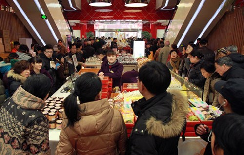 Shoppers make purchases at a food store in Shanghai during Spring Festival. On the first four days of the holiday, retail sales in Shanghai reached 1.93 billion yuan, a year-on-year increase of 10.7 percent. [Photo/Xinhua] 