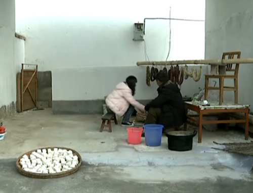 Wang Zhenning(R), a father of two, tries to support his children through school. (Photo: Snapshot from CCTV) 