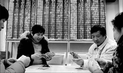 Investors at a stock brokerage in Taicang, Jiangsu province. Despite the fall in the A-share market on its first trading day after Spring Festival, analysts are still optimistic that the trend for growth will not change this year. Ji Haixin / For China Daily