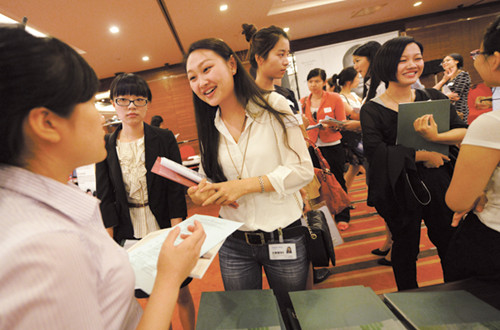 Overseas returnees attend a job fair in September in Beijing organized by the London School of Economics and Political Science. [MARK RALSTON/FOR CHINA DAILY]