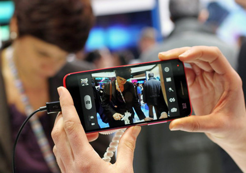 A ZTE Grand S Lite smartphone at the Mobile World Congress 2013 in Barcelona, Spain, on Monday.[Photo/China Daily]