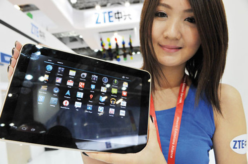 A model displays a ZTE panel computer at an international telecom equipment expo in Singapore. The Chinese telecom equipment and mobile phone vendor has attached increasing importance to the overseas market for future growth. [Photo/Xinhua]