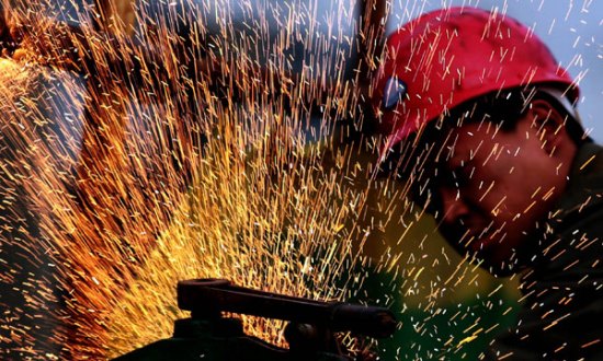 A welder at a construction site in Jiujiang, Jiangxi province, on Thursday. A gauge of China's manufacturing sector released on Friday suggests the industry continued to expand in February. ZHENG HAIYAN / FOR CHINA DAILY