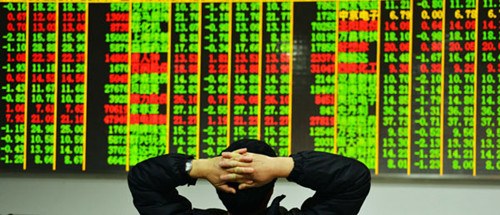 An investor at a brokerage in Hangzhou, Zhejiang province. The Shanghai Composite Index fell 3.65 percent on Monday to close at 2,273.40 points. [Photo/China Daily]