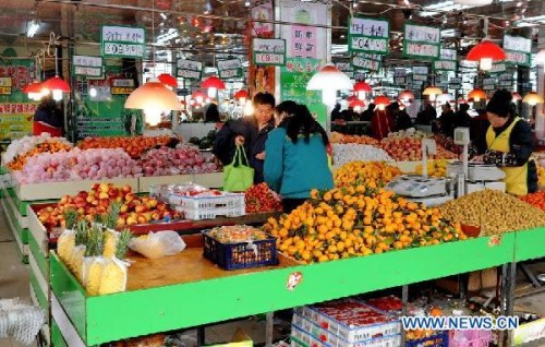 A customer selects fruits at a market in Changchun, capital of northeast China's Jilin Province, March 9, 2013. China's consumer price index (CPI), a main gauge of inflation, grew 3.2 percent year on year in February, the highest level in ten months, the National Bureau of Statistics announced Saturday. (Xinhua/Zhang Nan)