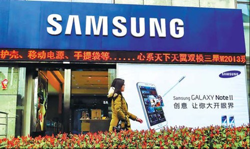 A Samsung mobile phone store in Shanghai. With 17.7 percent of the market share in the country, the company sold more than 30 million smartphones in China last year. Chen Jingwei/For China Daily