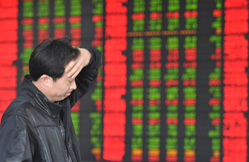 A stock investor at a brokerage in Fuyang, Anhui province, on Monday. [Photo/China Daily]