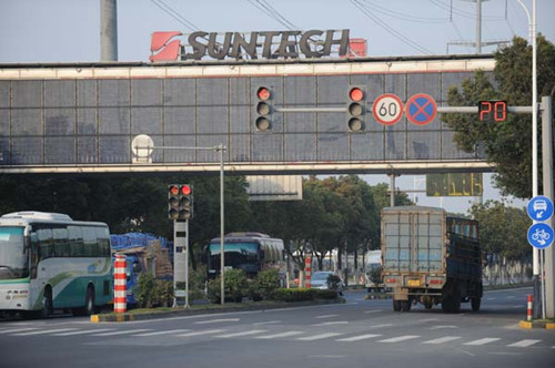 Solar panels made by Suntech Power Holdings Co on an overpass in Wuxi, Jiangsu province. A court in Wuxi ruled on Wednesday that the debt-ridden company is bankrupt and must be reorganized, at the request of creditors. [SHEN PENG/XINHUA] 