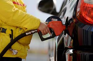 After Tuesday's launch of the latest oil-pricing system, the retail gasoline price will drop to under 7 yuan ($1.13) per liter in most cities, including Beijing, Shanghai and Guangzhou. [Zhang Yixi/for China Daily]