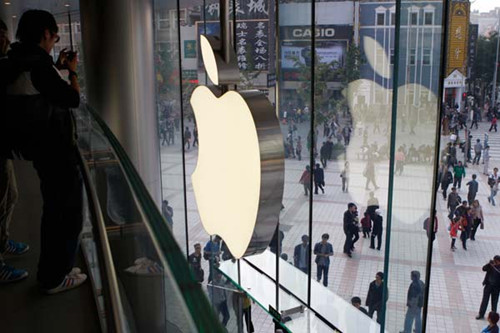 An Apple Inc store in Wangfujing Street, Beijing. China has become one of Apple's major sources of income, with sales last year reaching $23.8 billion, 15 percent of its worldwide revenue. ZHU XINGXIN/FOR CHINA DAILY 