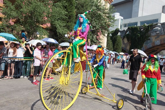 Performers ride giant tricycles at the Happy Valley amusement park in Beijing. DA WEI / FOR CHINA DAILY