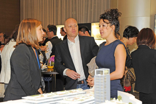 Potential investors at a residential project promotion event in central London. There is growing enthusiasm among Chinese investors to buy overseas real estate and the UK and the US are their favorite markets. [Provided to China Daily]