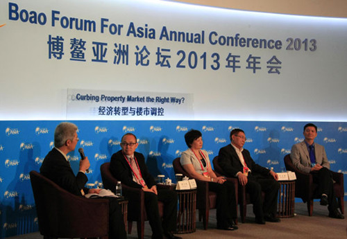 Economists and real estate tycoons, including Pan Shiyi (second from left), chairman of the board of property developer SOHO China, and Ren Zhiqiang (second from right), Hua Yuan Real Estate Group chairman, attend a meeting on property market regulation at the Boao Forum for Asia Annual Conference in Boao, Hainan province, on Monday. HUANG YIMING/CHINA DAILY