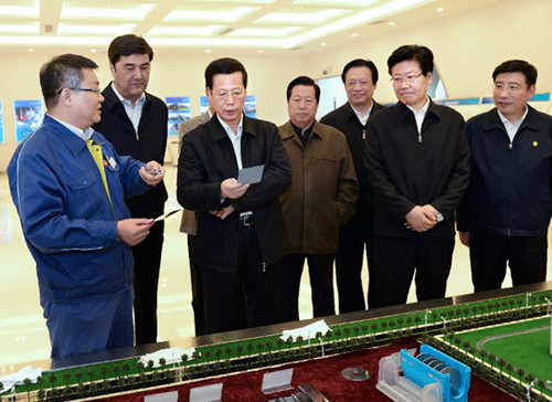 Chinese Vice Premier Zhang Gaoli (3rd L), also a member of the Standing Committee of the Political Bureau of the Communist Party of China (CPC) Central Committee, listens to a staff member's introduction during a visit to Xinjiang Joinworld Co., Ltd. in Urumqi, capital of northwest China's Xinjiang Uygur Autonomous Region, April 7, 2013. Zhang Gaoli made an inspection tour to Shanxi Province and Xinjiang Uygur Autonomous Region from April 6 to 9. (Xinhua/Li Tao)