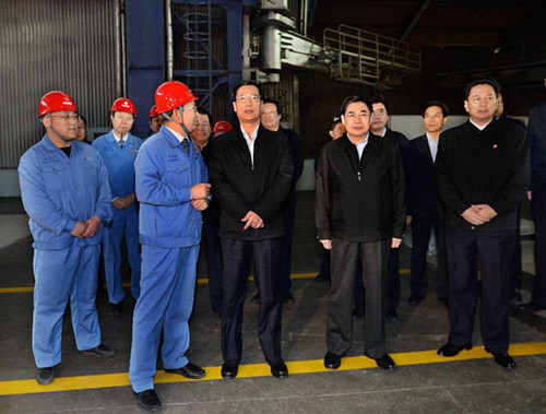 Chinese Vice Premier Zhang Gaoli (2nd L, front), also a member of the Standing Committee of the Political Bureau of the Communist Party of China (CPC) Central Committee, listens to a staff member's introduction during a visit to Taiyuan Iron and Steel (Group) Corp. in Taiyuan, capital of north China's Shanxi Province, April 6, 2013. (Xinhua/Li Tao)