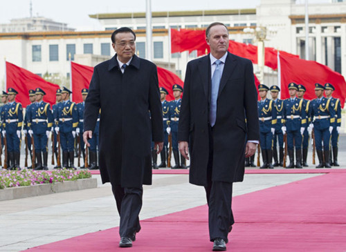 New Zealand's Prime Minister John Key (R) inspects guard of honour with Chinese Premier Li Keqiang during a welcome ceremony outside the Great Hall of the People in Beijing, April 10, 2013. [Photo/Xinhua]