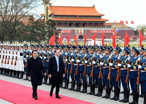 New Zealand's Prime Minister John Key (R) inspects guard of honour with Chinese Premier Li Keqiang during a welcome ceremony outside the Great Hall of the People in Beijing, April 10, 2013. [Photo/Xinhua]